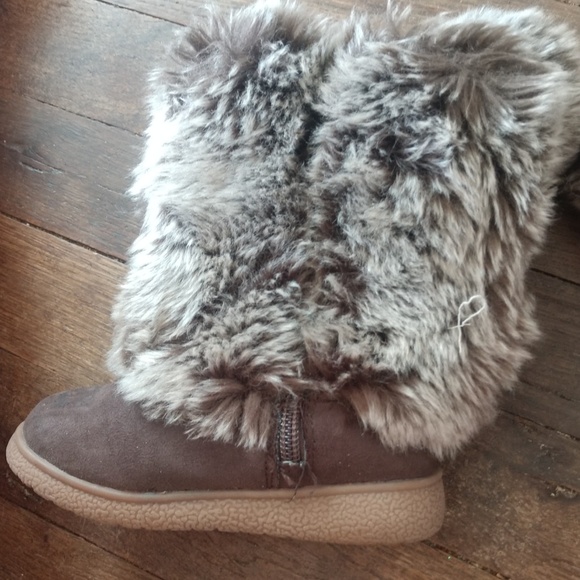 Old Navy fur boots - Picture 3 of 4